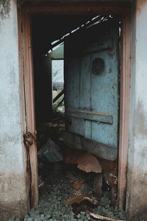 破旧门洞内的废弃景象