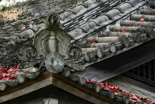 中式古建屋檐雕花装饰
