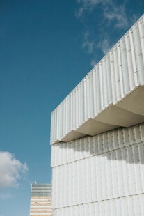现代简约风格建筑一角