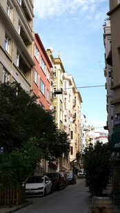 城市街道两旁的建筑景观