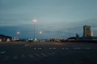 黄昏下的空旷城市