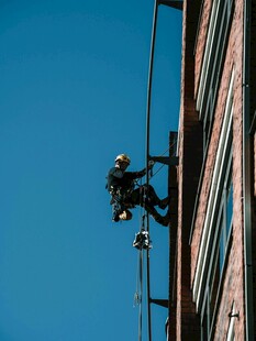 高楼外墙工人高空作业