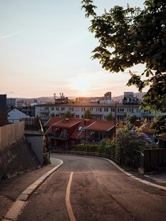 夕阳下的城市坡道风景