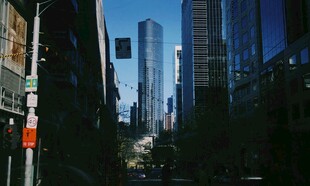 城市街道间的高楼景观