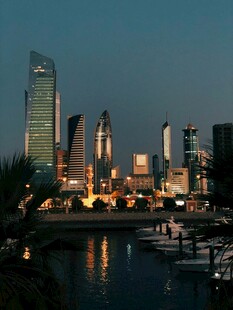 城市河畔璀璨夜景