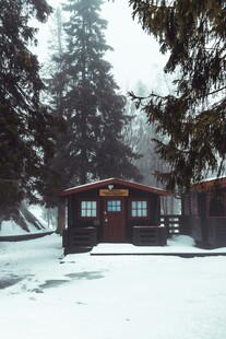 雪林中的温馨小木屋