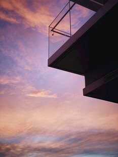 夕阳下的建筑露台美景