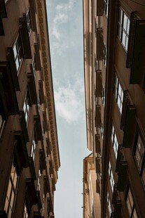 狭窄楼间的天空景象