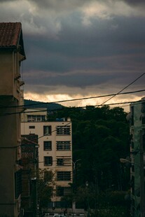 城市黄昏下的建筑与天空