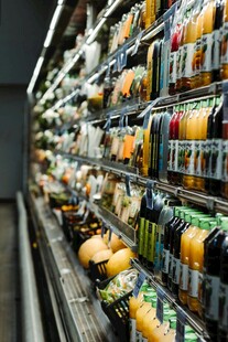 超市货架上琳琅满目的饮料