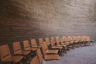 会议室里整齐排列的座椅