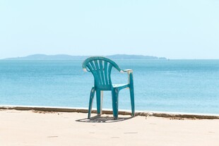 海边蓝椅