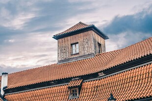 红瓦屋顶建筑的独特景致