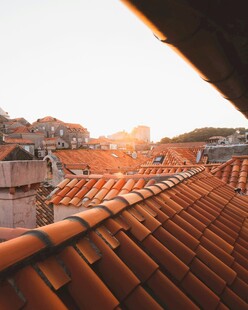 夕阳下的红瓦屋顶