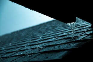 屋顶上的晶莹雨滴