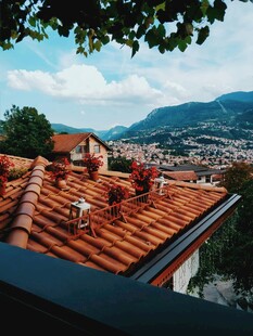 屋顶视角下的山城美景