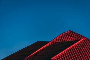 红黑建筑轮廓与蓝天
