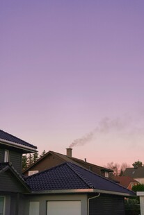 黄昏下的屋顶景色