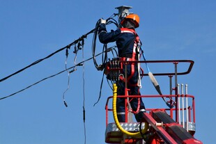 高空作业的电力工人