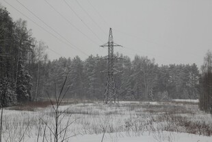 冬日雪景中的输电塔