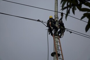 电力工人高空作业