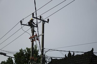 工人高空作业于电线杆上