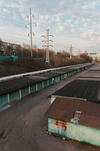 城郊铁路旁的低矮建筑
