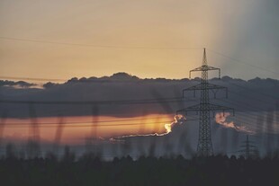 夕阳下的输电塔与霞光