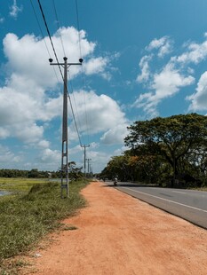 乡间公路旁的土路风景