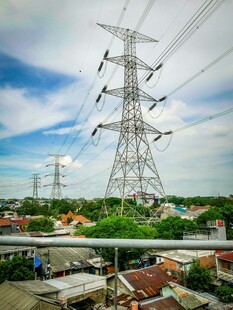 高压输电塔与城市景观