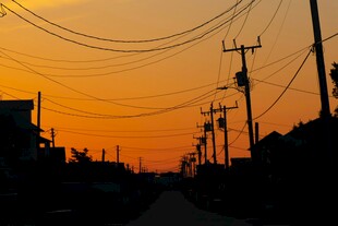 夕阳下的电线与乡村小路