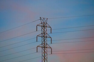 夕阳下的高压输电塔