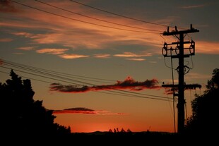 夕阳下的电线杆与电线