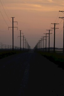 黄昏下的公路与电线杆