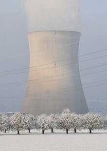 冬日雪景中的冷却塔