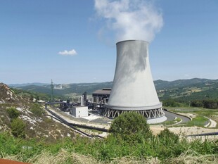 冷却塔矗立在青山环绕间