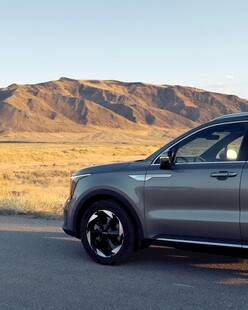 公路上的灰色酷炫SUV