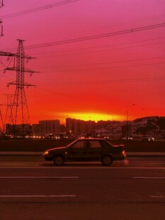 夕阳下公路上行驶的汽车