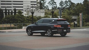 黑色SUV行驶在城市道路