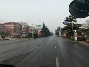 城市空旷道路行车视角