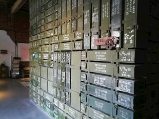 复古木箱墙展示独特风格