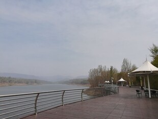 河畔休闲步道风景