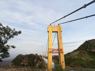 山间黄色壮观悬索桥