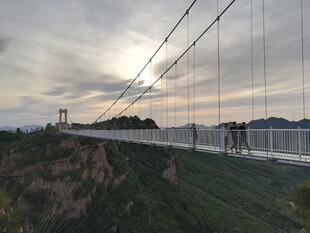 壮丽悬索桥横跨山间美景