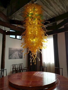 金色琉璃吊灯装点会议室