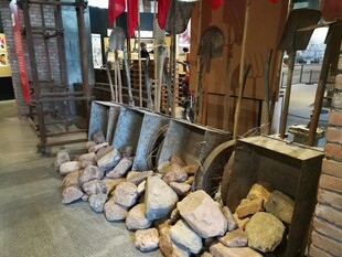 传统工坊内的石质物件陈列