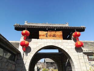 中式古门楼挂红灯笼