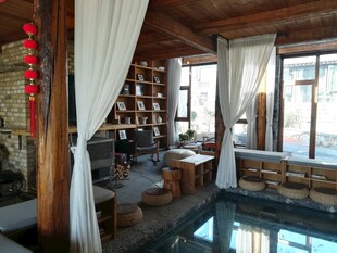 温馨木质风室内休闲空间