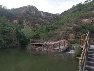 山间湖畔木质栈道景观