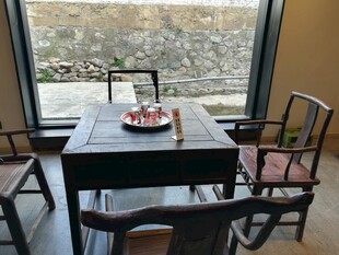 中式茶室桌椅与窗外景致